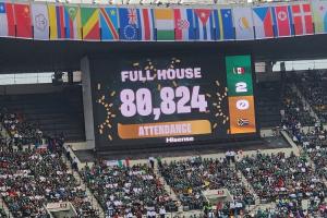 世界杯揭幕战现场观众人数：80824人！
