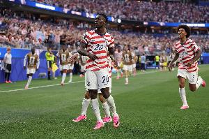 巴洛贡成为克洛泽之后，首位世界杯首秀首发31分钟双响的球员