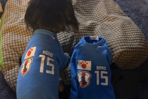 感人！镰田大地绝平后双手指天庆祝，是纪念去世的爱犬