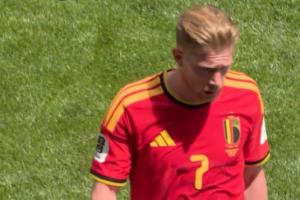 第85分钟，34岁的德布劳内被换下场，本场任意球中柱