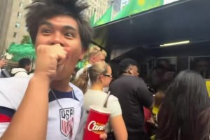 马奎尔虽然没去世界杯，但他跑到纽约去卖专辑卡包了 ~